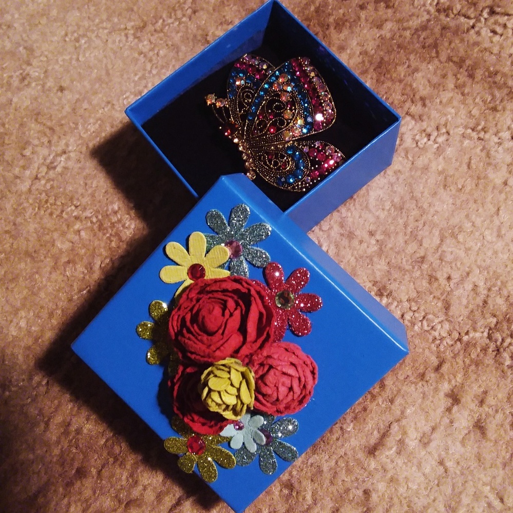 Butterfly Crystal Pin/Pendant🦋 - Picture 4 of 7
